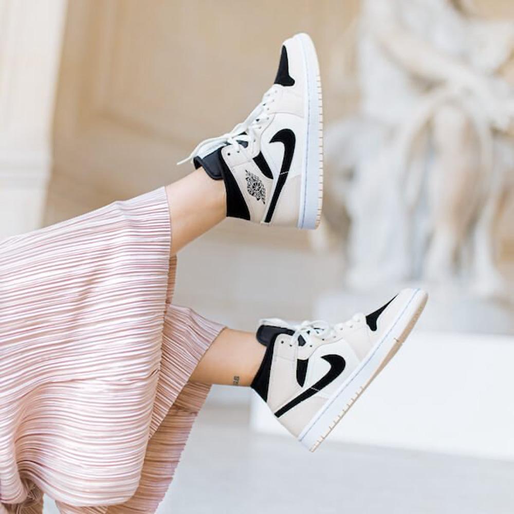 Air Jordan 1 Mid Wmns ‘Barely Orange’