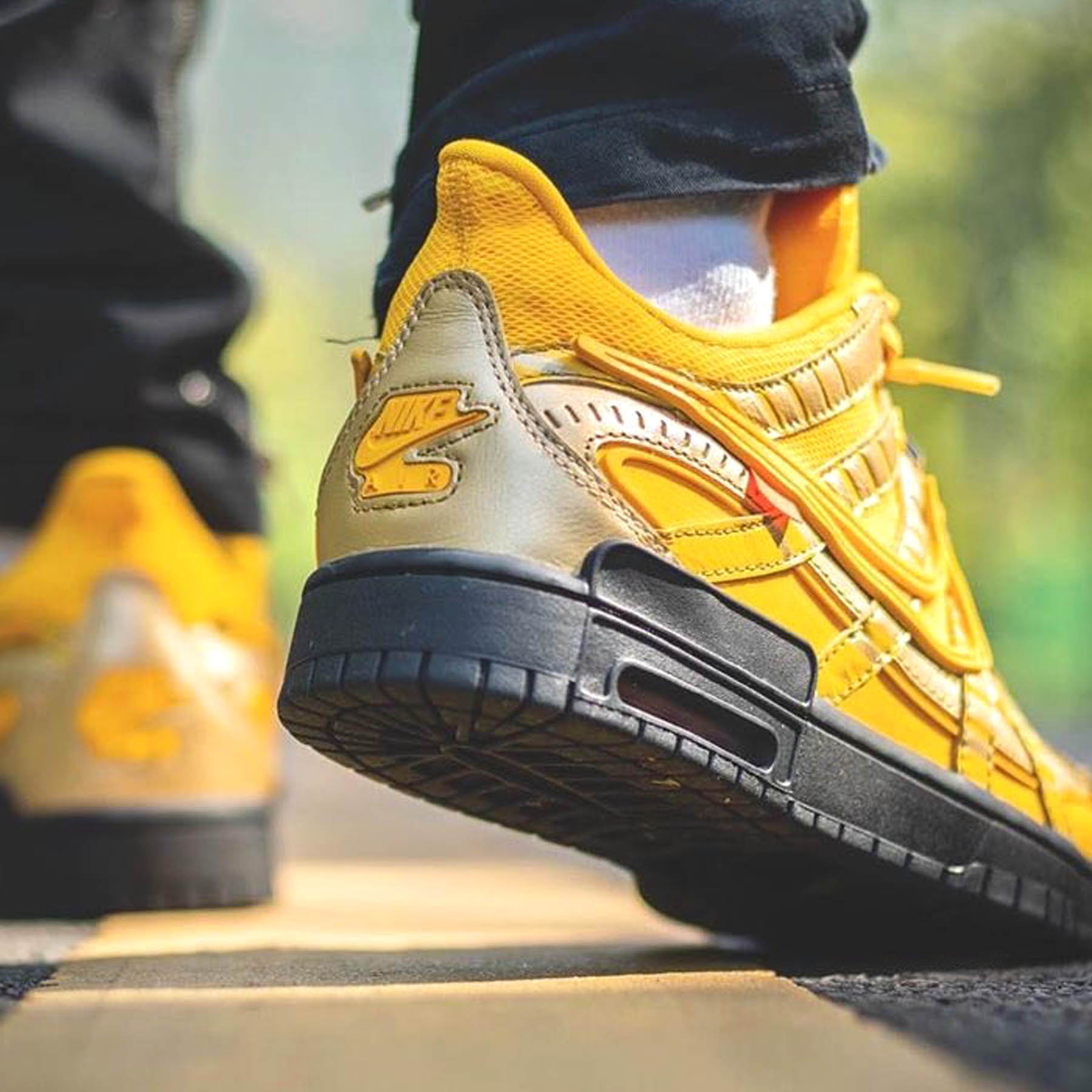 Off-White x Nike Air Rubber Dunk ‘University Gold’