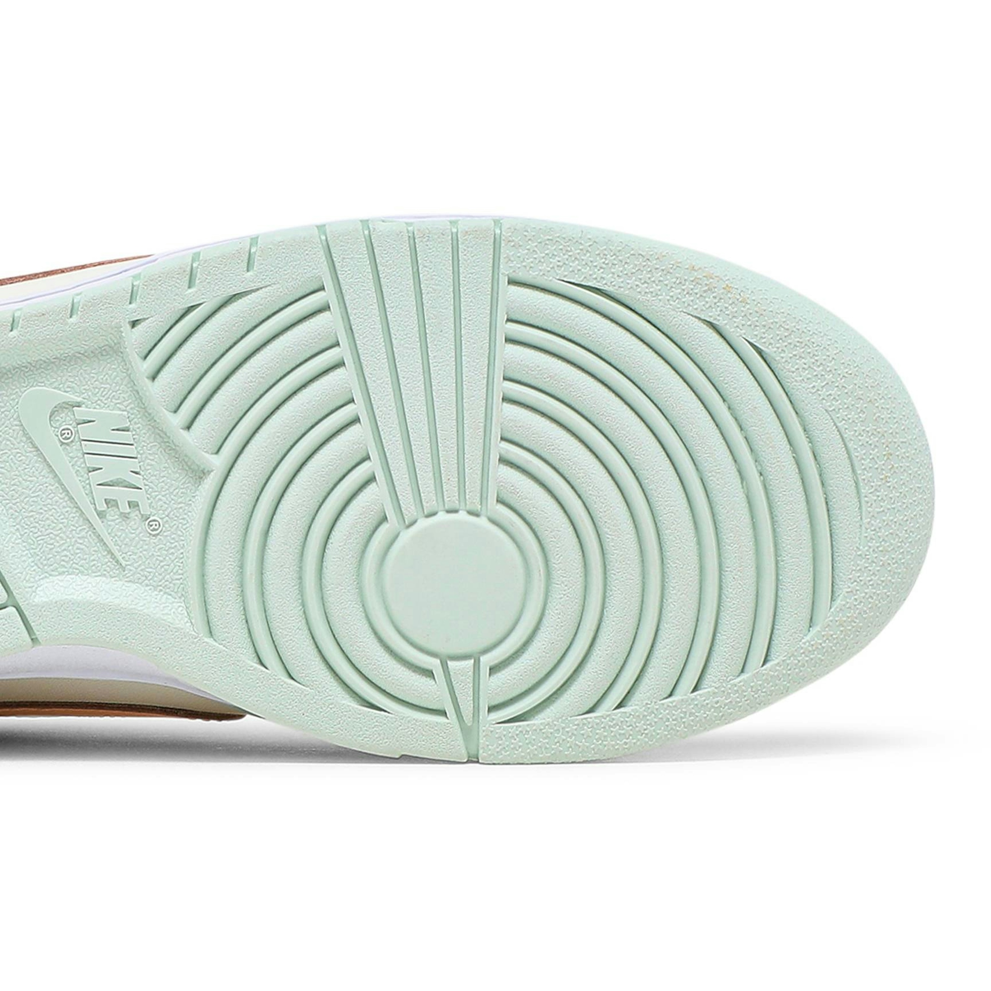 (W) Nike Dunk Low ‘Barely Green’ DD1503-104